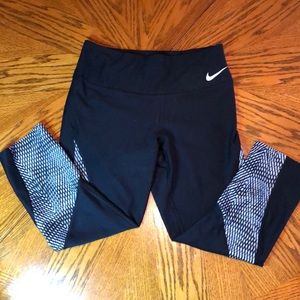 NWOT Nike Capri Sz Small